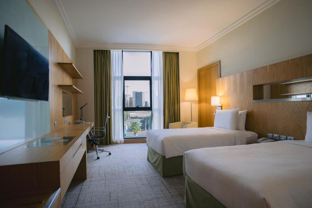 Postel nebo postele na pokoji v ubytování Holiday Inn Abu Dhabi by IHG