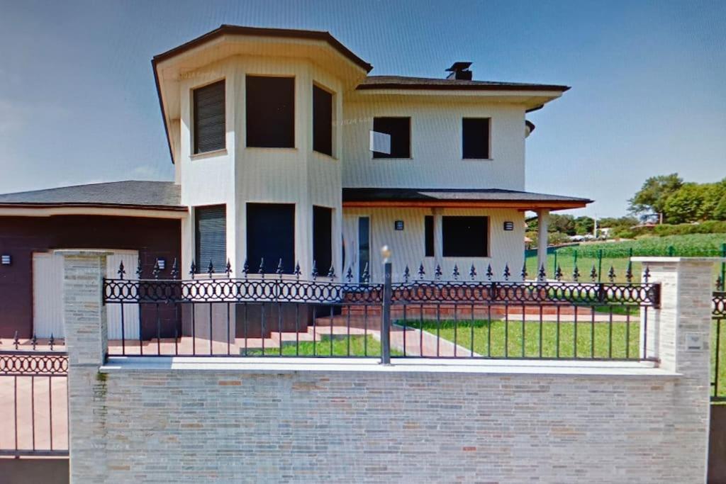 Το κτήριο όπου στεγάζεται  η παραθεριστική κατοικία