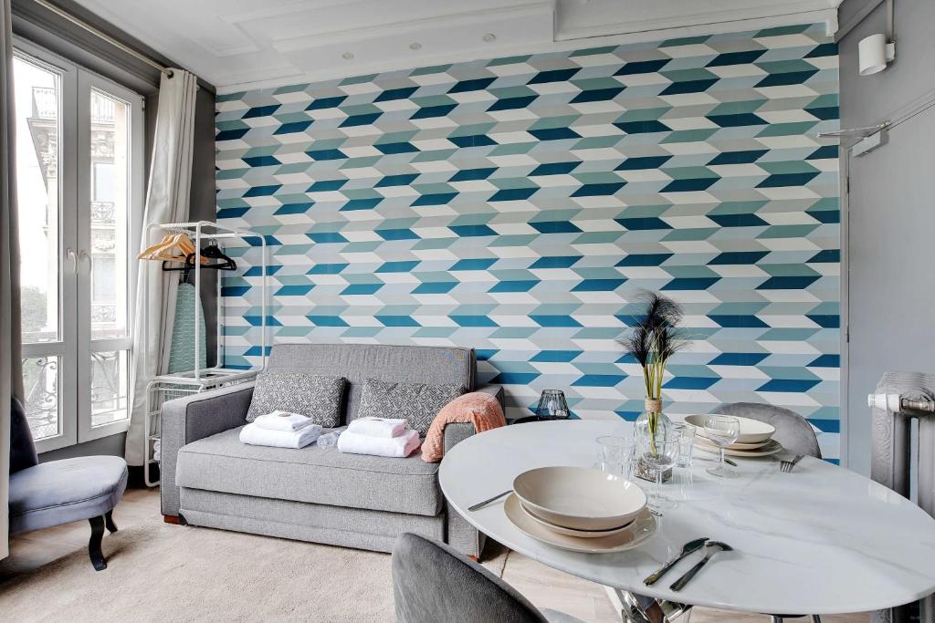 un salon avec une table et un canapé dans l'établissement Luminous studio at Gare de l Est, à Paris