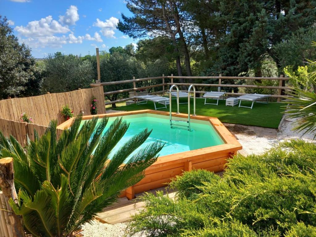 une piscine dans un jardin avec une clôture dans l'établissement HOME 21 - Piscina, Idromassaggio, Campo da Calcio - 2 minuti da Locorotondo, à Locorotondo