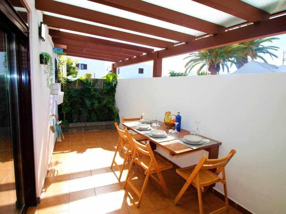 einen Esstisch und Stühle auf einer Terrasse mit in der Unterkunft Casa Géminis in Playa Honda