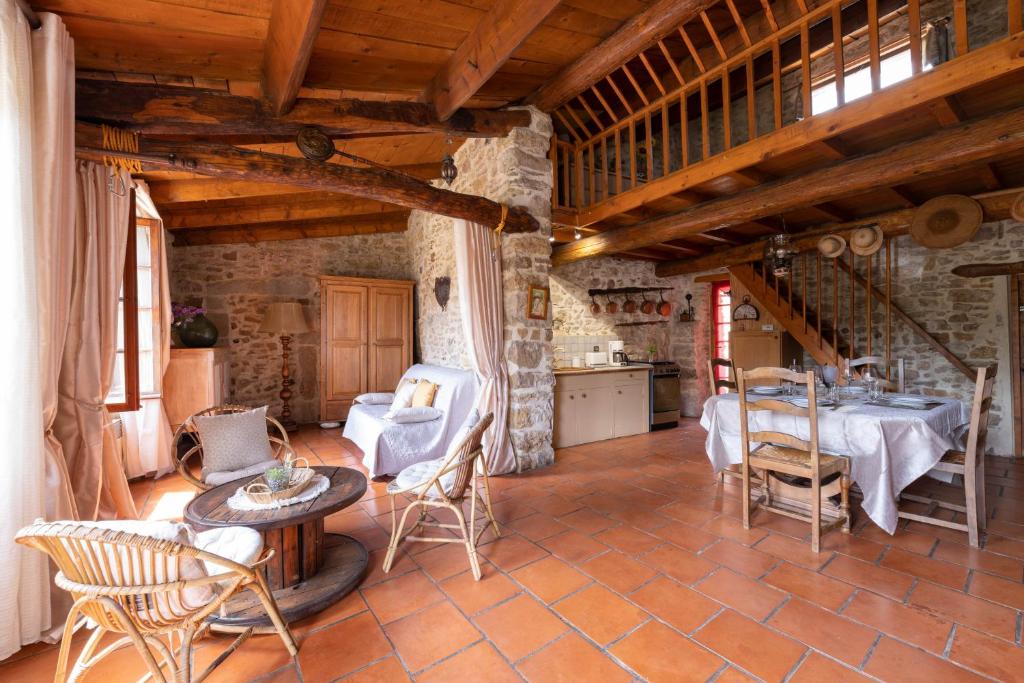 un grand salon avec une table et des chaises dans l'établissement Maisonnette de campagne proche du lac du Salagou, à Brenas