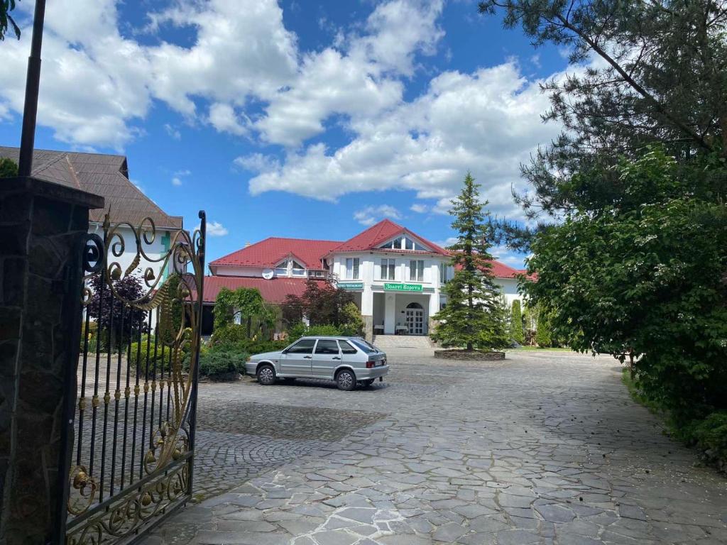 ein vor einem Haus geparkt in der Unterkunft Hotel Zoloti Vorota in Lalovo