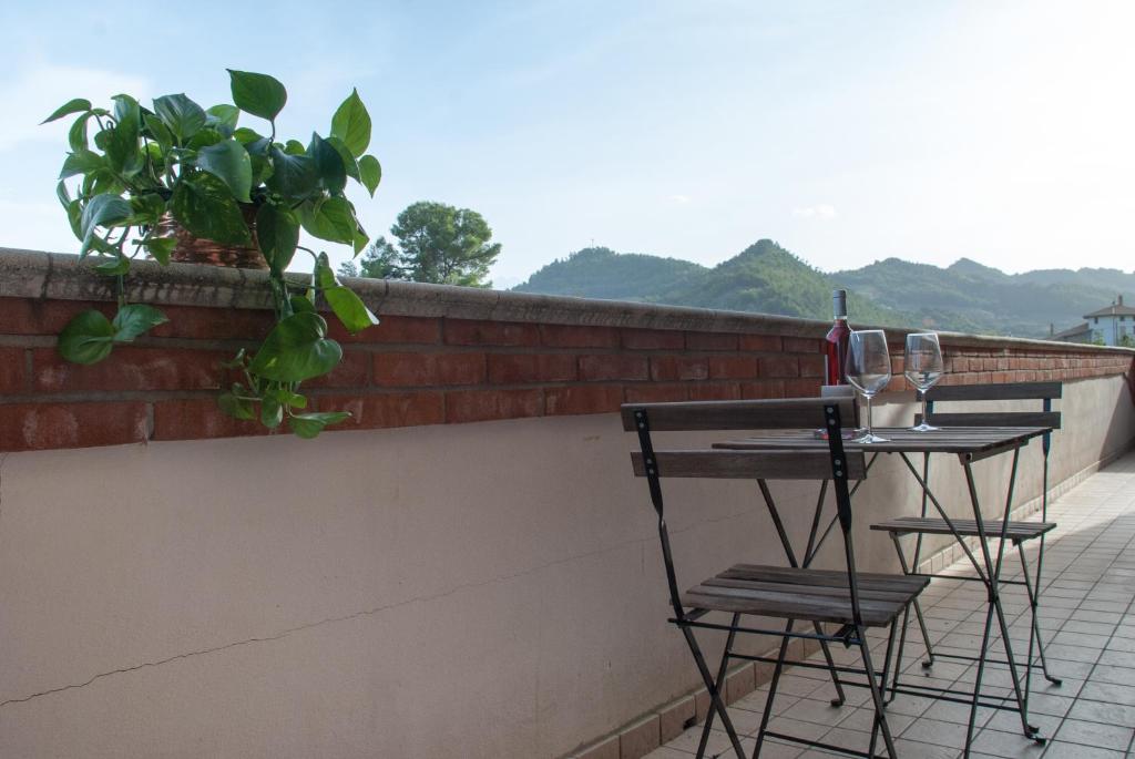 einen Tisch und zwei Stühle auf dem Balkon in der Unterkunft Casa Dèlfico Ristoro in famiglia in Teramo