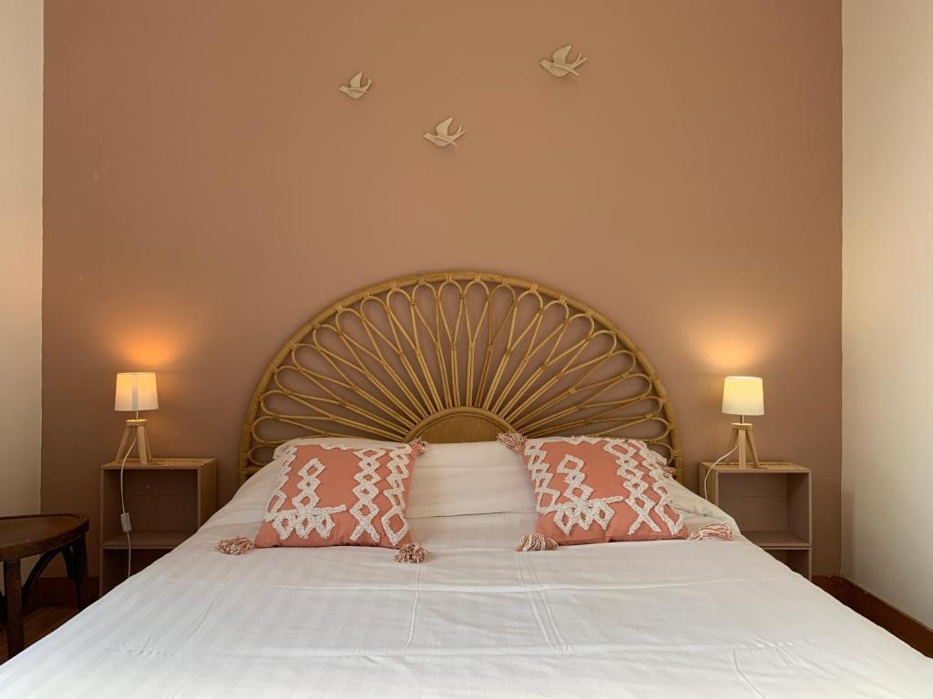 une chambre avec un grand lit avec deux oreillers dans l'établissement St Malo - Rothéneuf, proche Mont St Michel et Cancale, grande maison familiale, à Saint-Malo