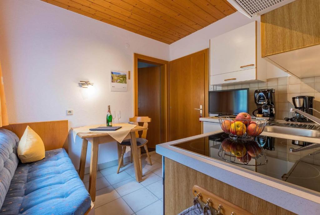 cocina con sofá y mesa en una habitación en Apartment Rotbühlspitze, en Sankt Gallenkirch