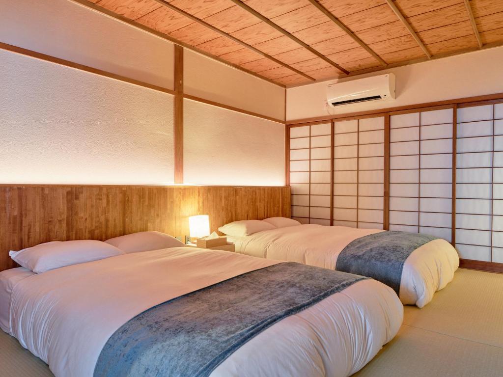 Postel nebo postele na pokoji v ubytování KONJAKUSO Nara Naramachi "MUSHIBUROYA" Sauna Villa