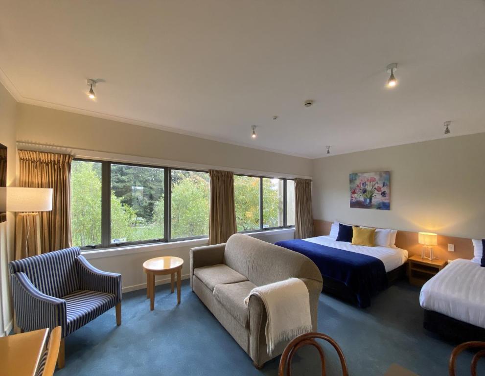um quarto de hotel com uma cama e um sofá em Saxton Lodge Motel em Nelson