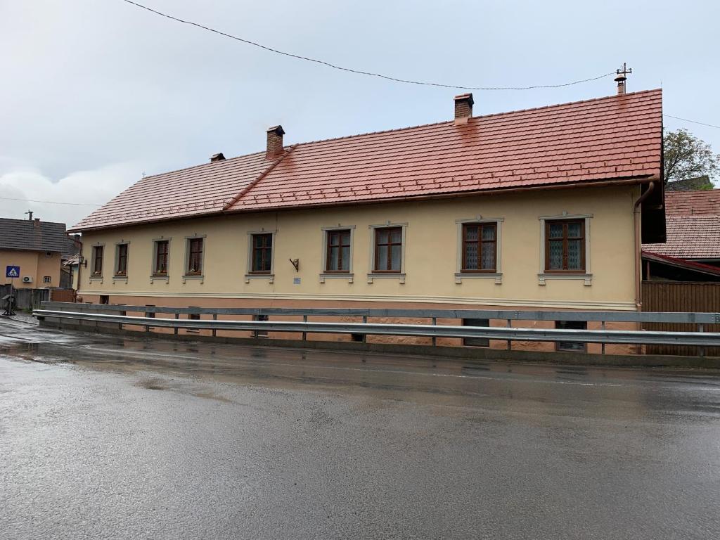 ein Gebäude mit rotem Dach an der Straßenseite in der Unterkunft Bokréta in Zetea