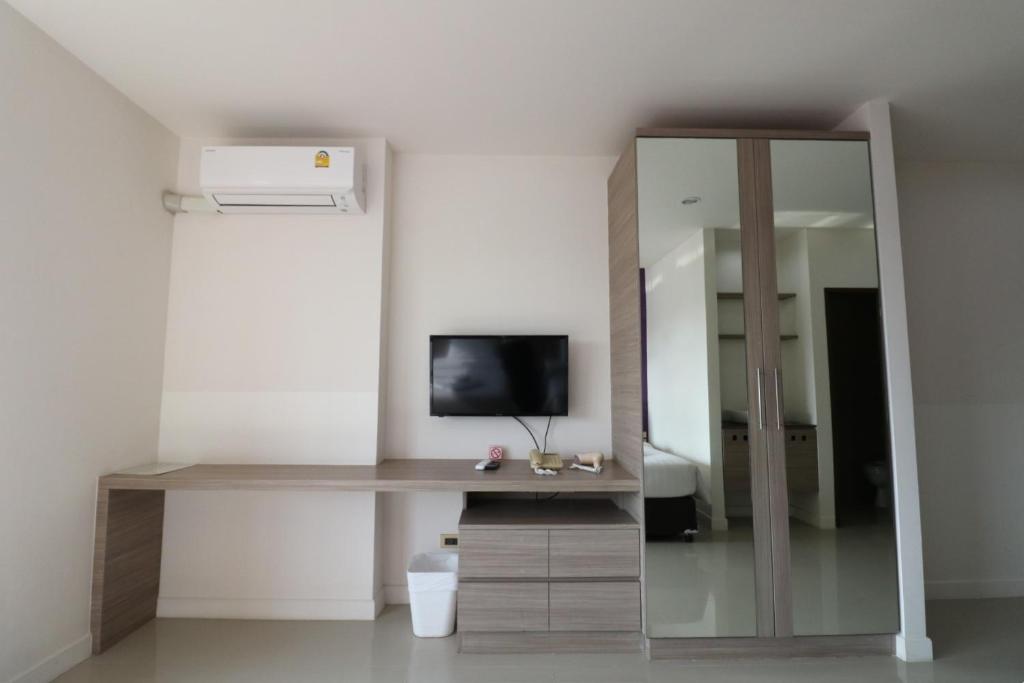TV a/nebo společenská místnost v ubytování S4 Nai Yang Beach - Near Phuket Airport