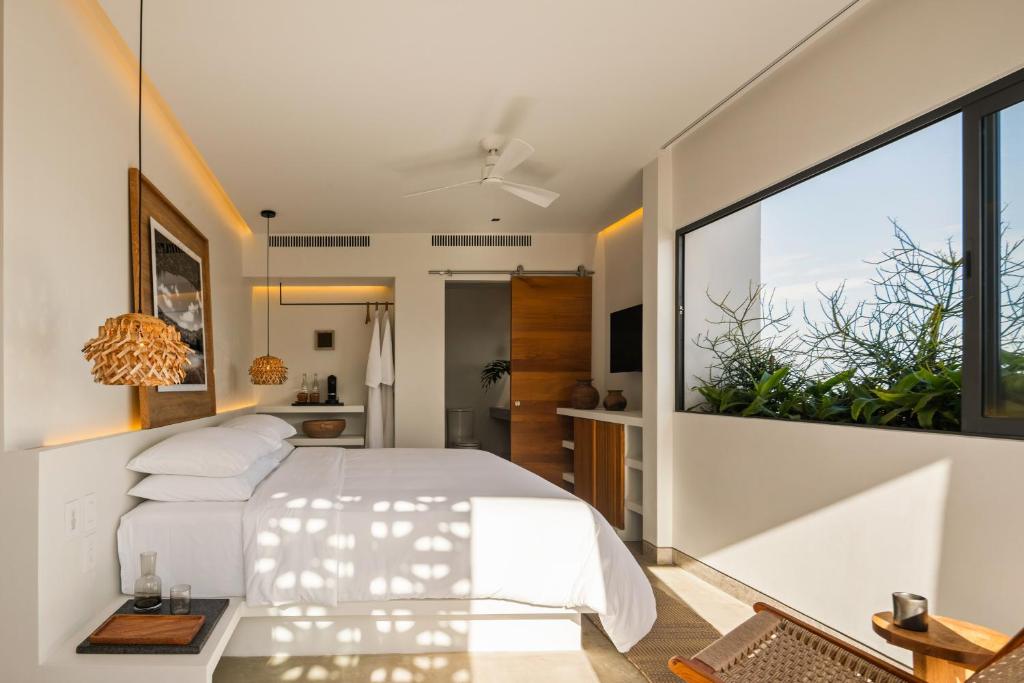 Postel nebo postele na pokoji v ubytování The Tryst Puerto Vallarta LGBT Hotel