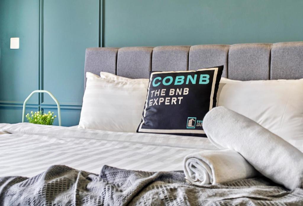 Postel nebo postele na pokoji v ubytování Continew Residence KL CoBNB