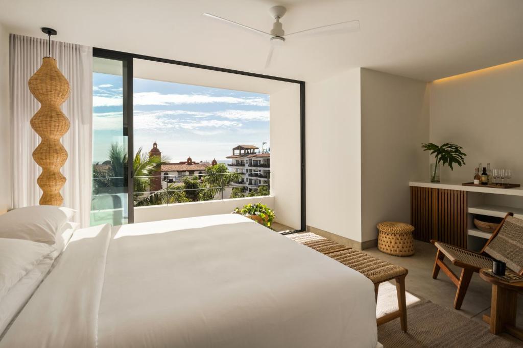 Postel nebo postele na pokoji v ubytování The Tryst Puerto Vallarta LGBT Hotel