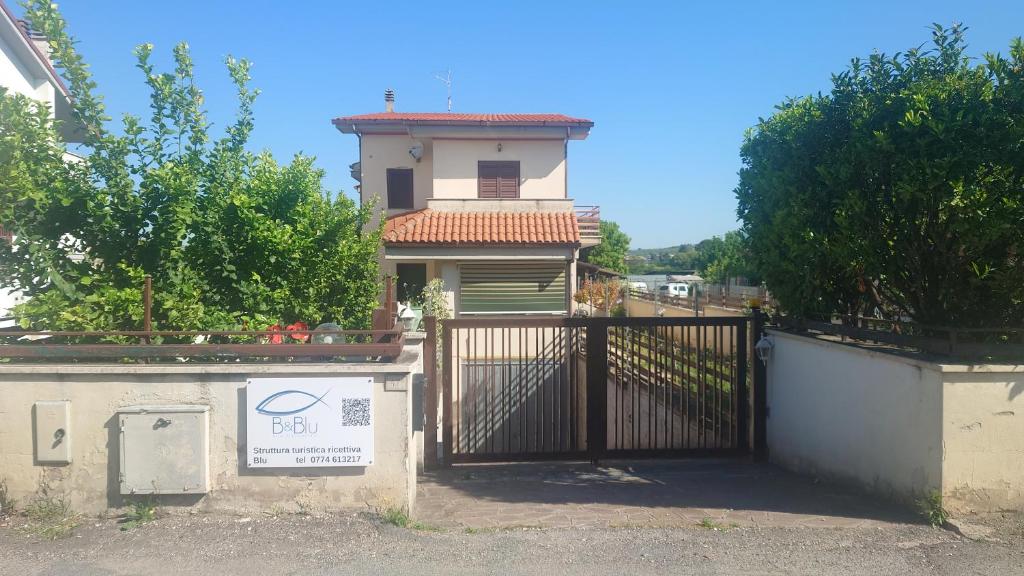 チボリにあるAlloggio Turistico Bluの塔のある家の前門