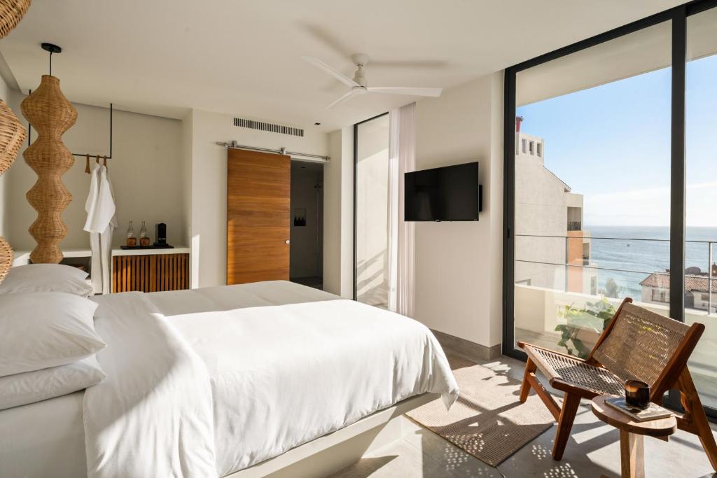 Postel nebo postele na pokoji v ubytování The Tryst Puerto Vallarta LGBT Hotel