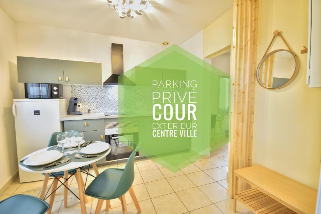 cocina con mesa de comedor y sillas en Centre ville* Terrasse* Parking privé, en Mont-de-Marsan