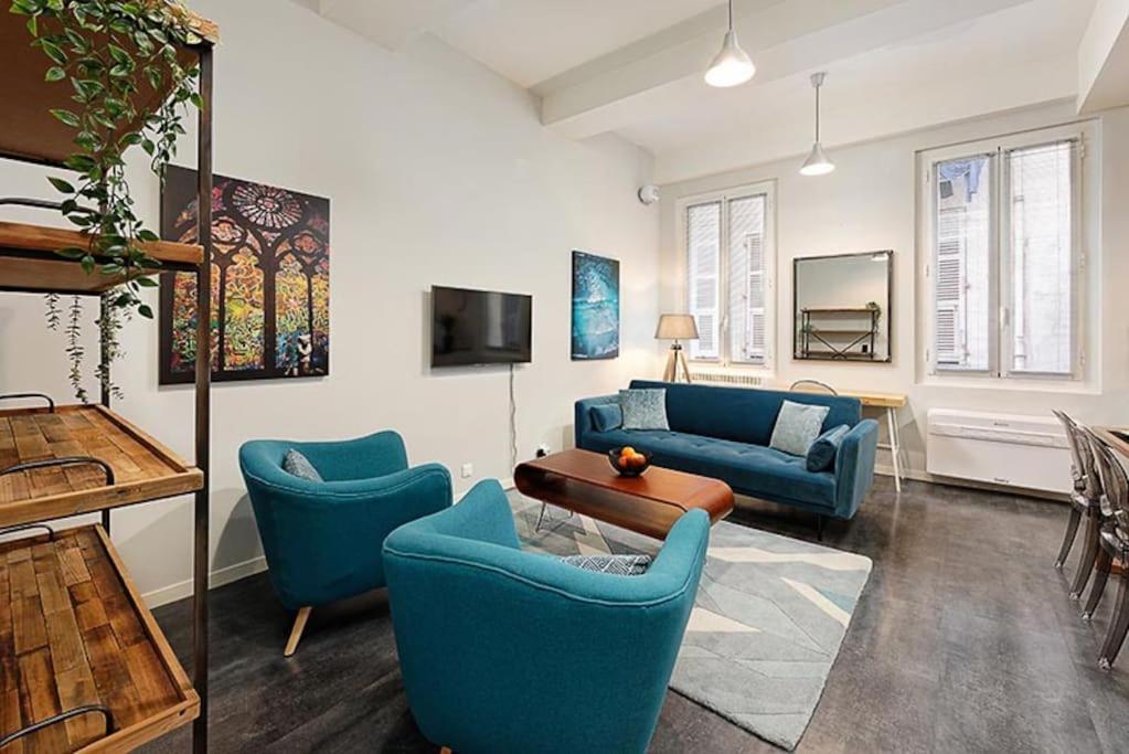 un salon avec des chaises bleues et une table dans l'établissement #18 Rossetti Suite 2 Bedrooms , Central Old Nice/AC, à Nice