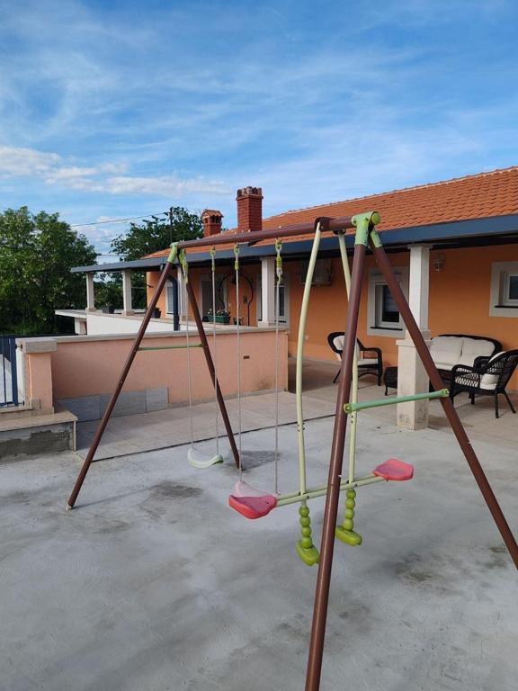 Fotografia z galérie ubytovania Holiday House Vlahovich v destinácii Tinjan