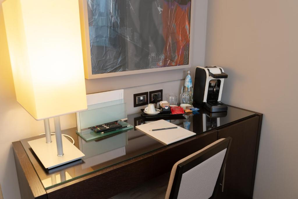 Příslušenství pro přípravu čaje a kávy v ubytování Ariha Hotel Cosenza