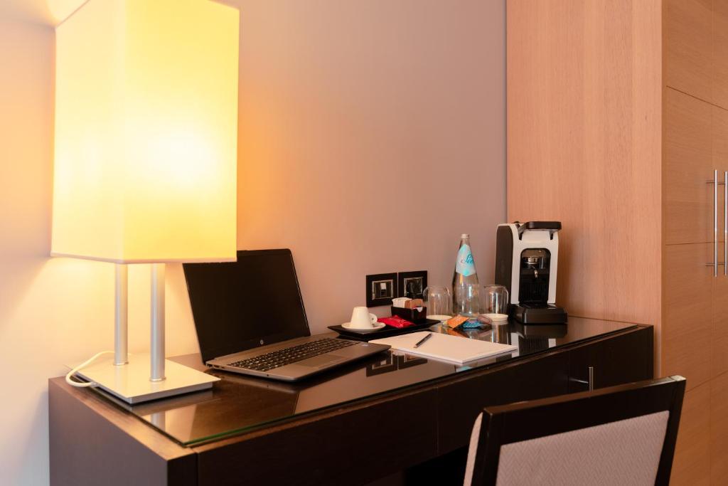 Příslušenství pro přípravu čaje a kávy v ubytování Ariha Hotel Cosenza