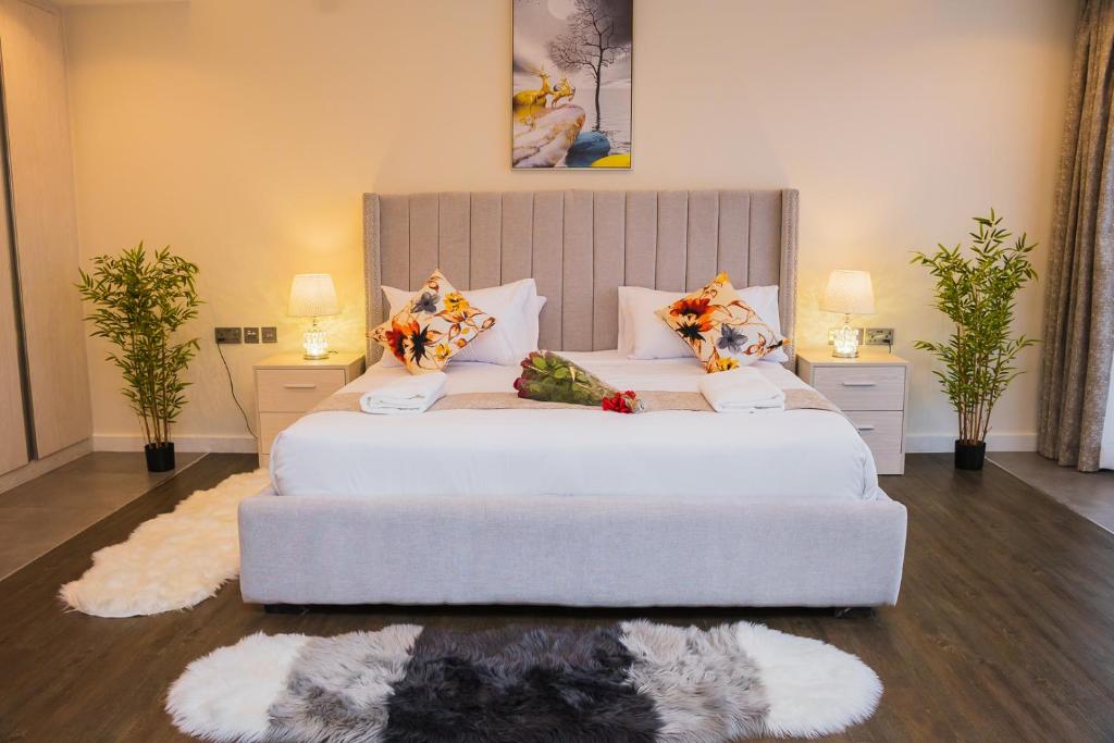 ナイロビにあるCapital M 2 Bedrooms by BednBeyond Westlands Nairobiの大きな白いベッドと枕のある寝室