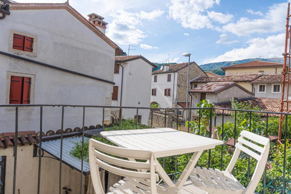 a patio with a table and chairs on a balcony at Le Matane in Vittorio Veneto