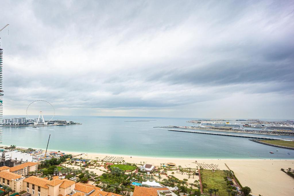 vista para a praia e para o oceano num dia nublado em Jumeirah Beach Residence, Dubai Marina em Dubai