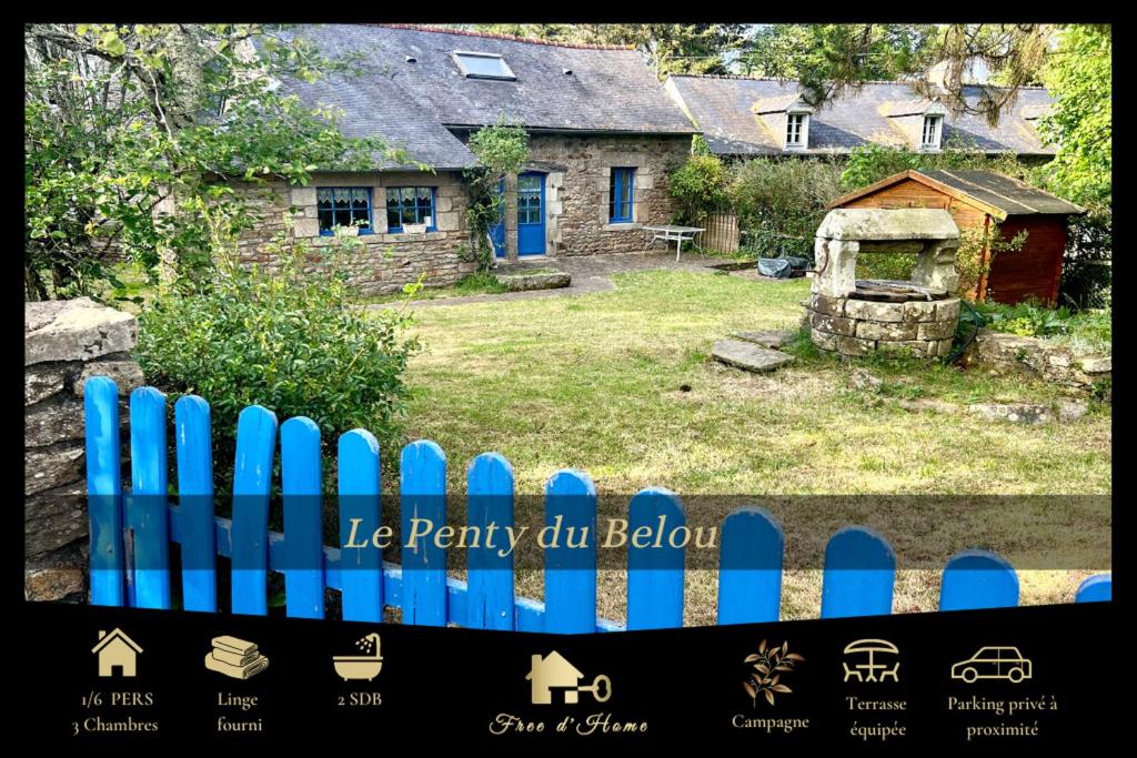een blauwe omheining voor een huis bij PENTY DU BELOU, cozy, en pleine campagne, 1 à 6 personnes in Mellac