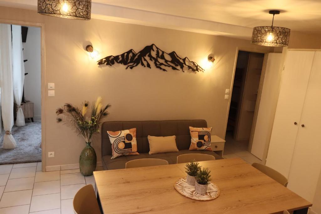 un salon avec un canapé et une table dans l'établissement Naou Costes, Modernité et Confort au cœur des montagnes, à Luz-Saint-Sauveur