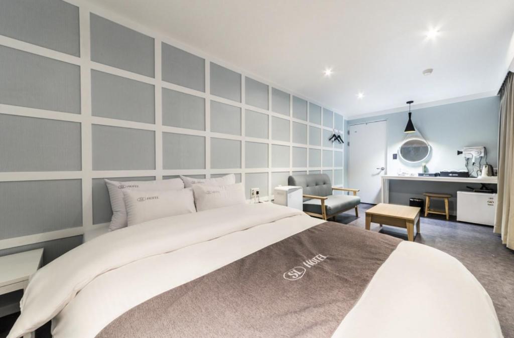 Postel nebo postele na pokoji v ubytování SL Hotel