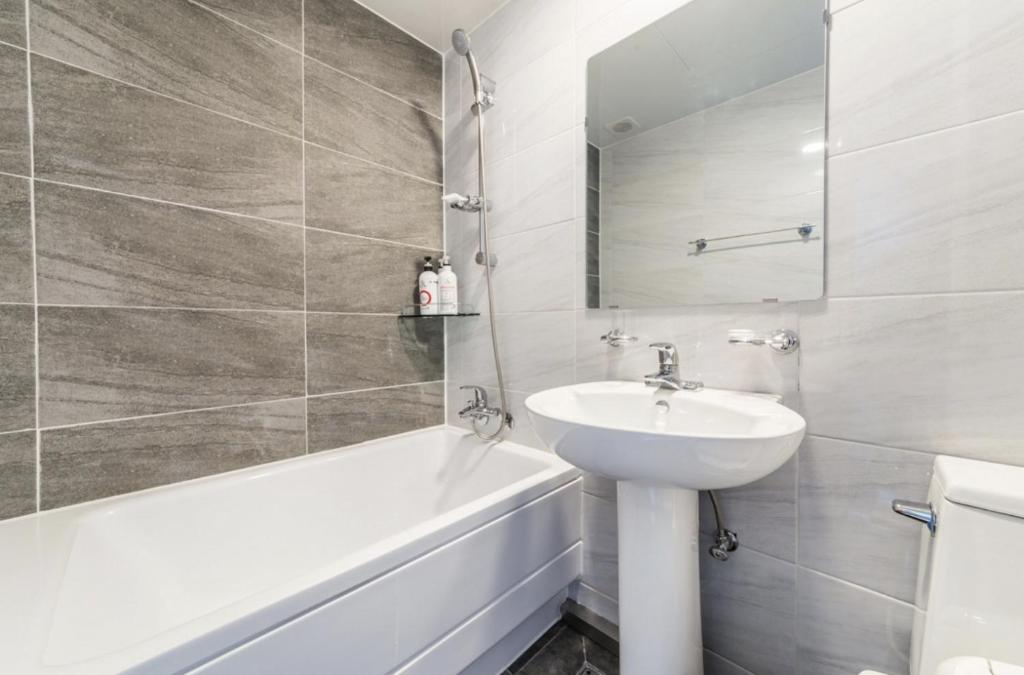 Koupelna v ubytování SL Hotel