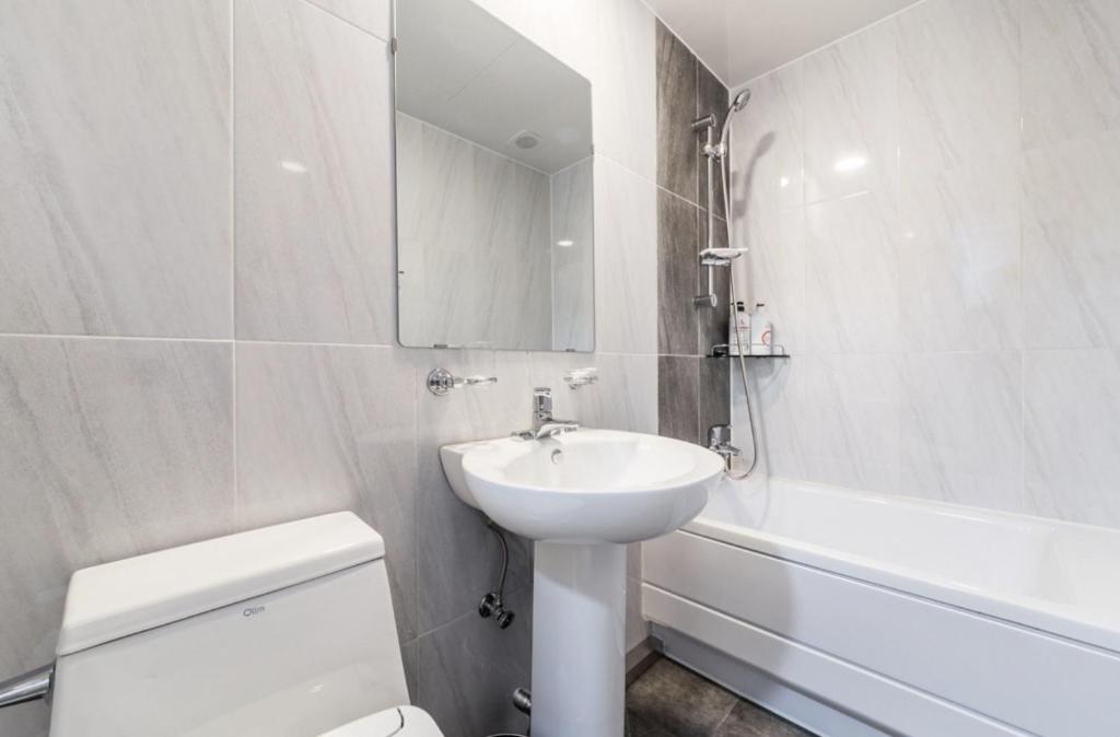 Koupelna v ubytování SL Hotel