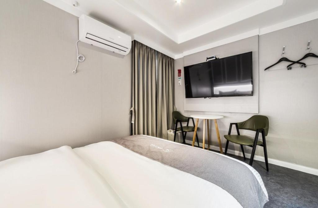 Postel nebo postele na pokoji v ubytování SL Hotel
