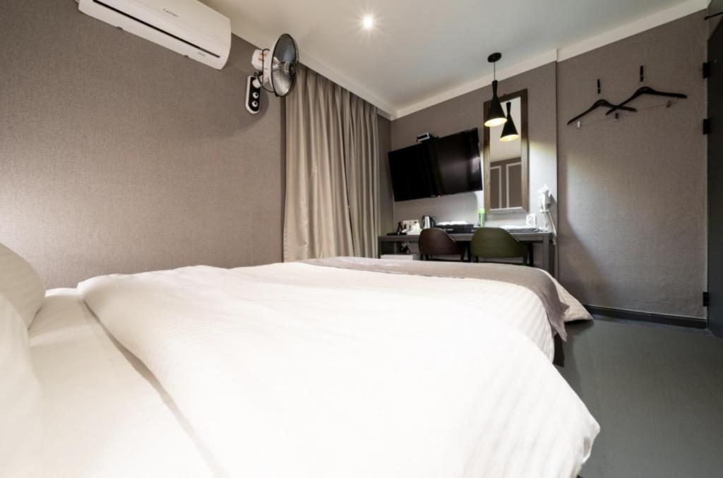 Postel nebo postele na pokoji v ubytování SL Hotel