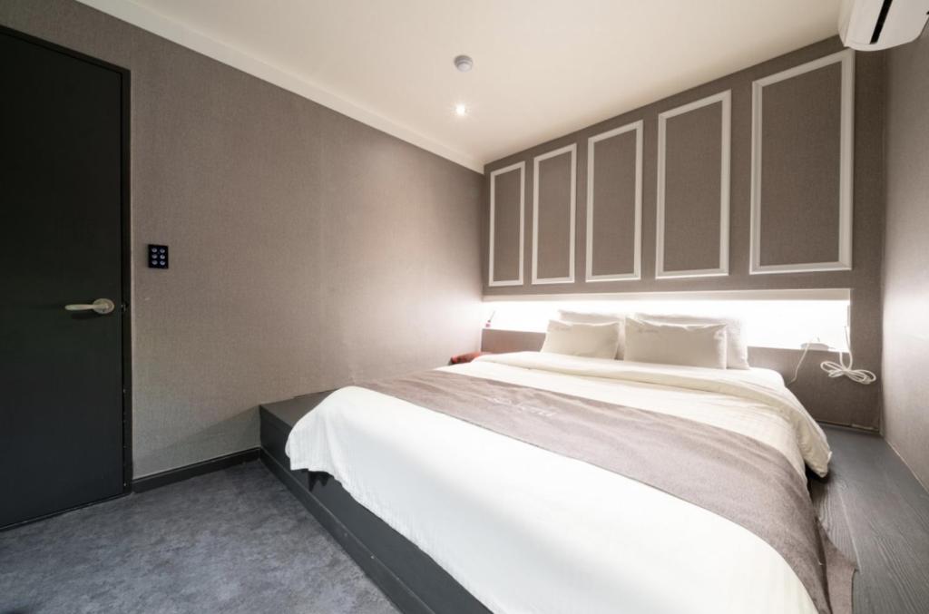 Postel nebo postele na pokoji v ubytování SL Hotel