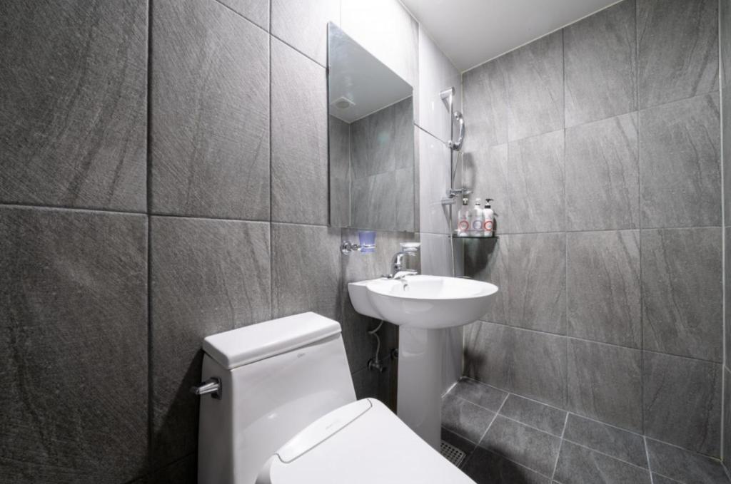 Koupelna v ubytování SL Hotel