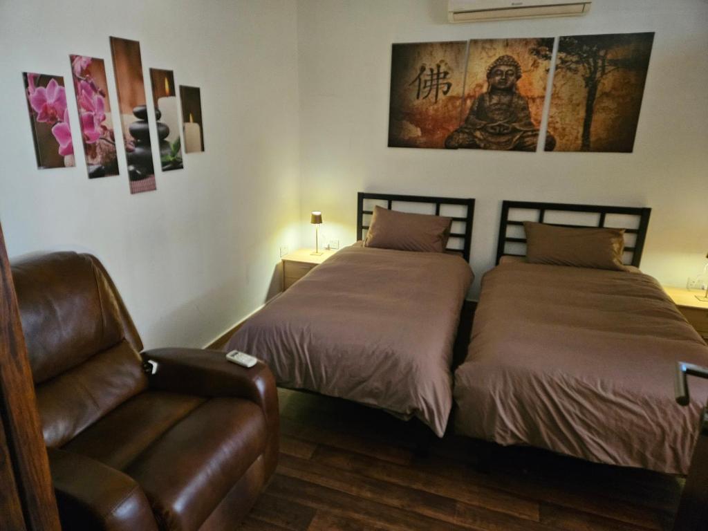 Postel nebo postele na pokoji v ubytování Lotus Guest House Malta