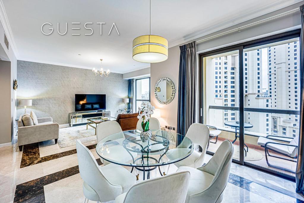 TV a/nebo společenská místnost v ubytování Jumeirah Beach Residence, Dubai Marina