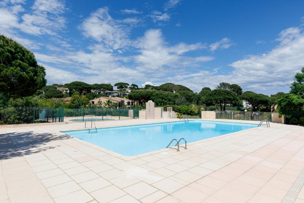 - une grande piscine dans une cour avec un ciel bleu dans l'établissement Bleu Horizon YourHostHelper, à Sainte-Maxime