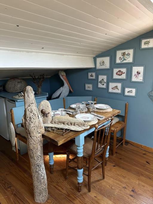 une salle à manger avec une table en bois et des chaises dans l'établissement Haut de villa, terrasse, barbecue, vélos, à La Garde