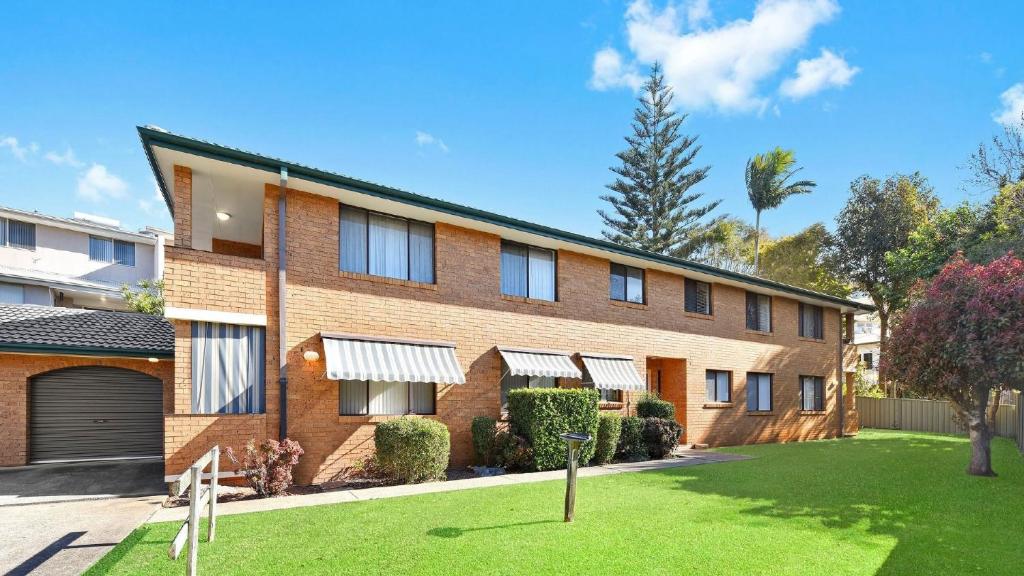 a brick house with a lawn in front of it at 3/17 Park Street in Port Macquarie