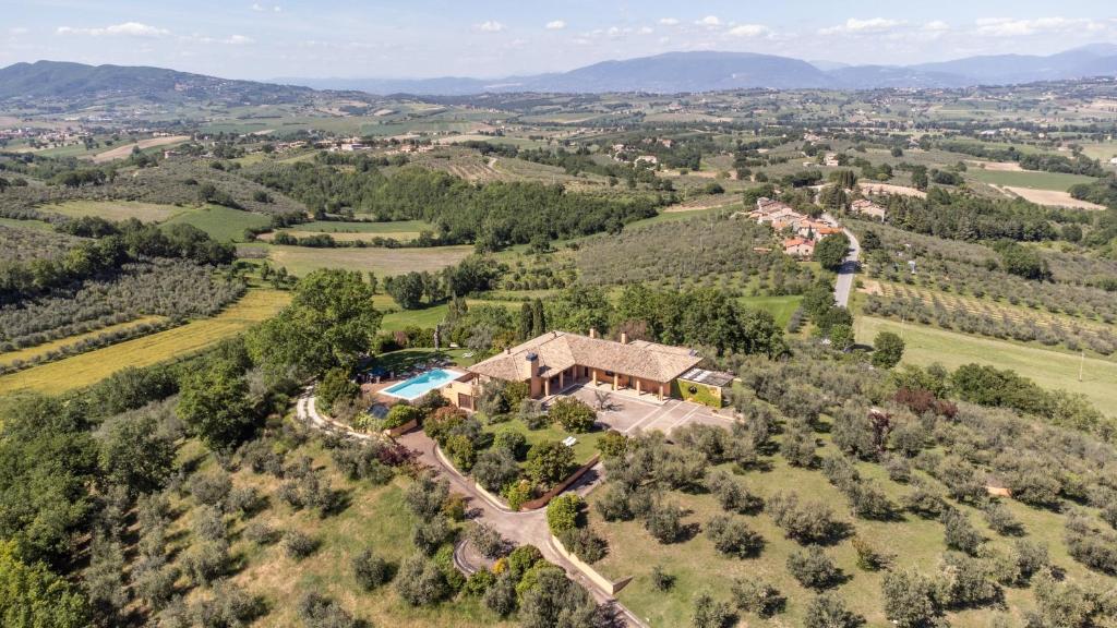 una vista aerea di una casa con piscina di Villa Chiara Relax a Giano dellʼUmbria