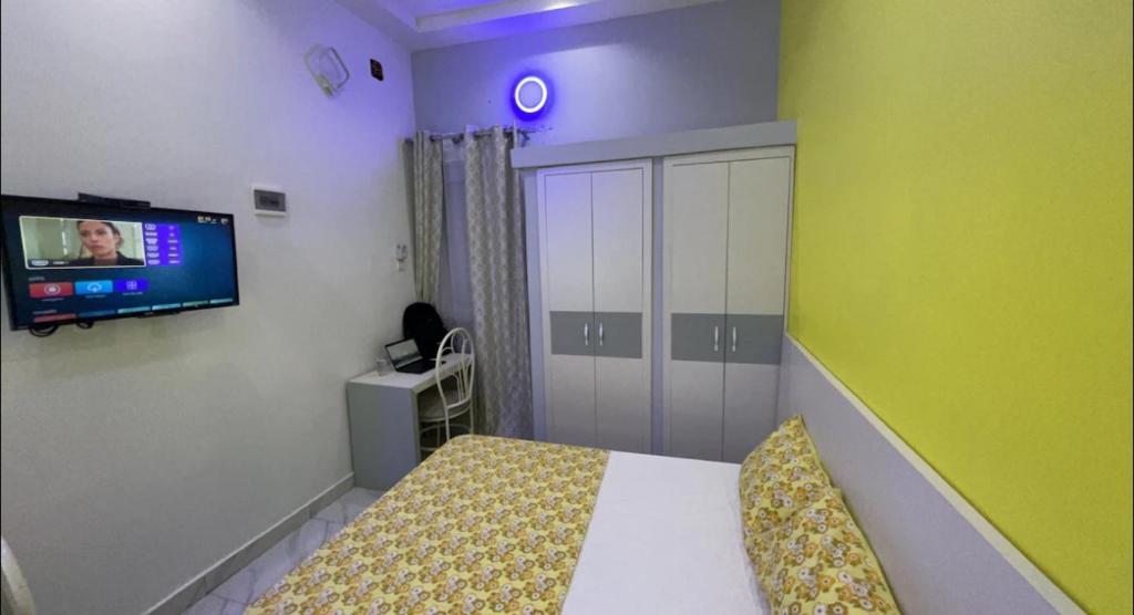 Un pat sau paturi într-o cameră la 1000 guest house