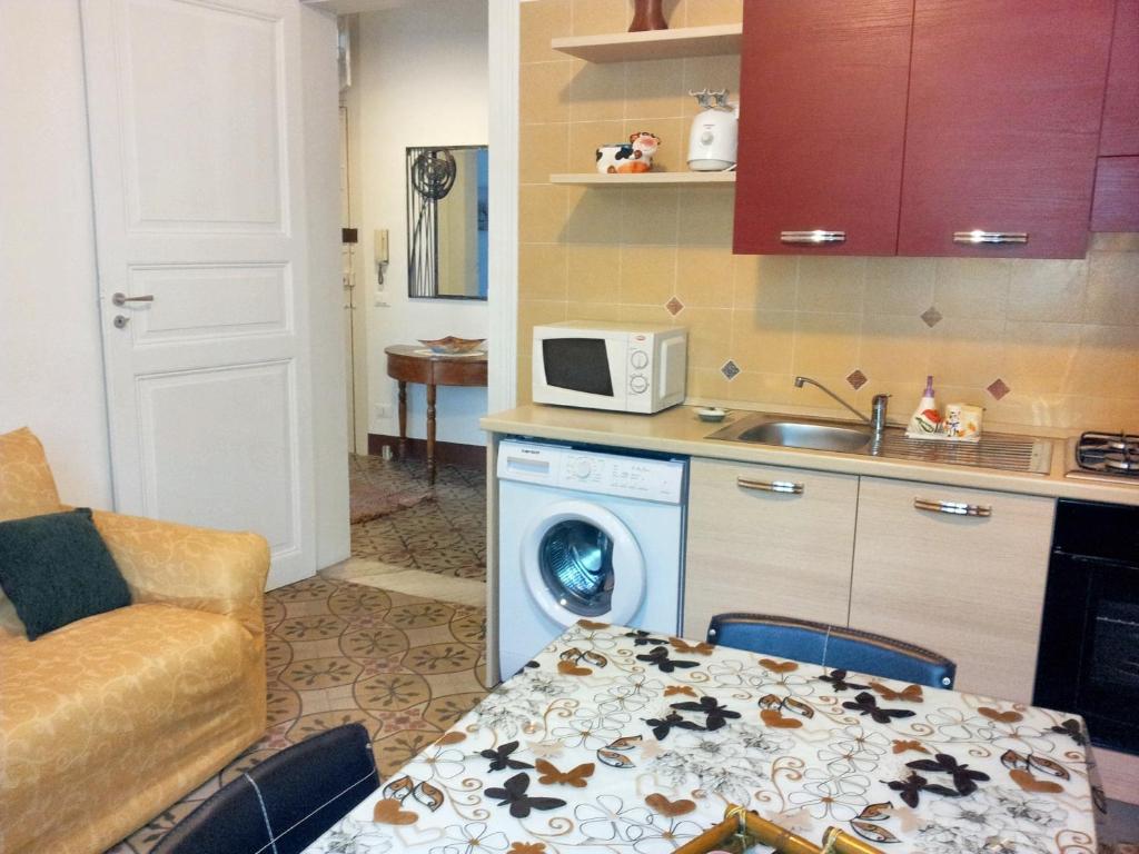 una cucina con lavatrice e forno a microonde di 3 bedrooms apartement at Trapani 100 m away from the beach with city view furnished balcony and wifi a Trapani