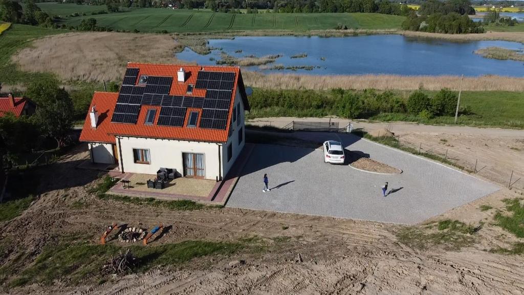 ギエトシュバウトにあるPęglity jezioroの屋根に太陽光パネルがたくさんある家