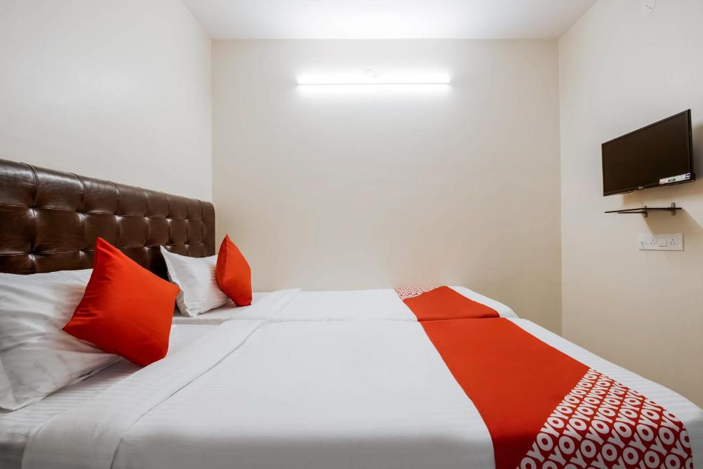 En eller flere senge i et værelse på Super OYO G P Residency
