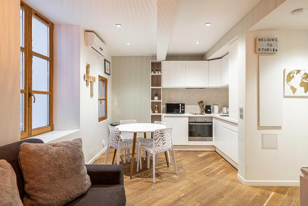 un salon avec un canapé et une table dans l'établissement Sublime studio rénové - Cannes Meynadier, à Cannes