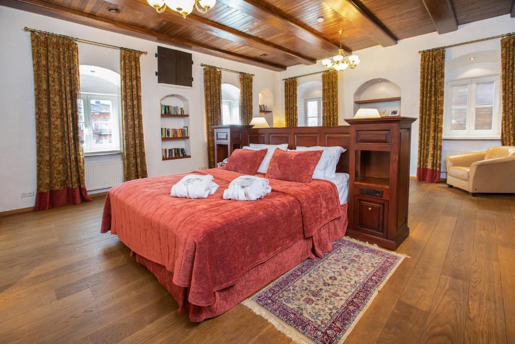 sypialnia z dużym łóżkiem z dwoma ręcznikami w obiekcie Daugirdas Old City Hotel w Kownie