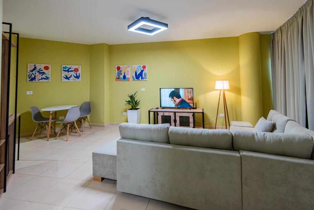 TV a/nebo společenská místnost v ubytování ApartHotel EDA