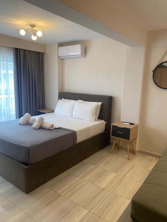 Postel nebo postele na pokoji v ubytování THOMAS STUDIOS & APARTMENTS PARALIA 2